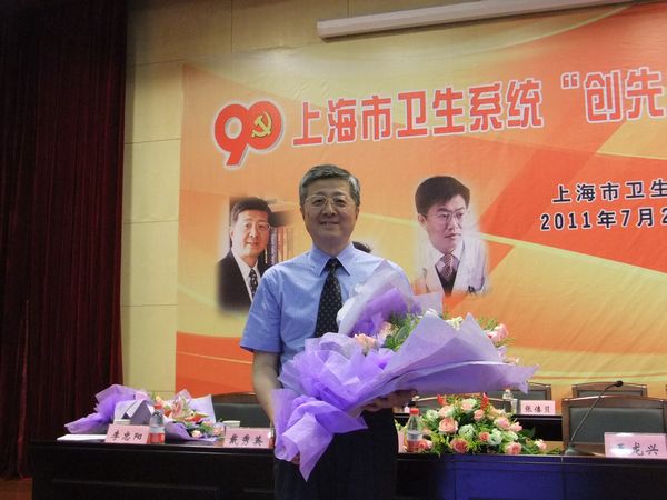 徐志伟教授在市卫生系统“创先争优”先进事迹报告会上作报告