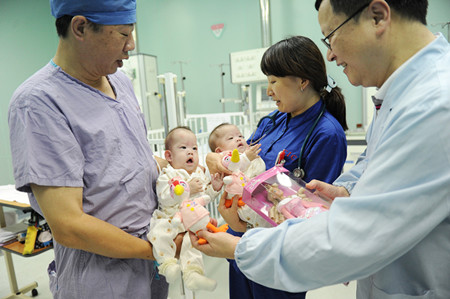 “我们独立啦！”联体姐妹近日康复出院