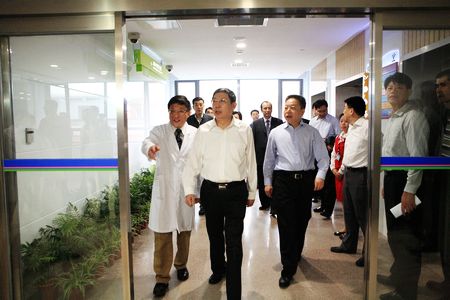 杨雄市长来院慰问住院患儿及医护工作者