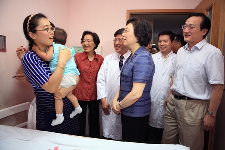 市人大常委会主任殷一璀慰问我院医护人员