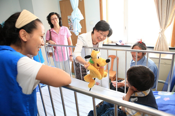 上海市卫生和计划生育委员会黄红书记来我院探望藏族先天性心脏病患儿